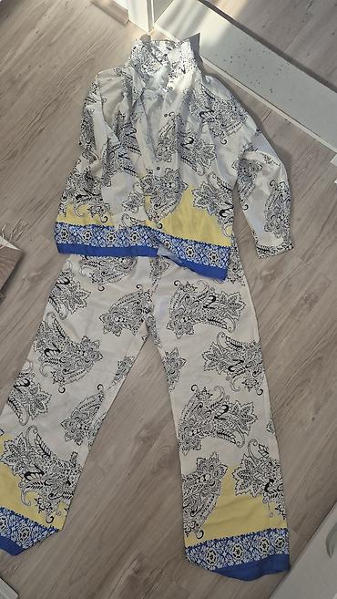 Ostala ženska odeća: Lot ženske garderobe – 4 komada 1) Crni džemper sa dodatkom bele — 4