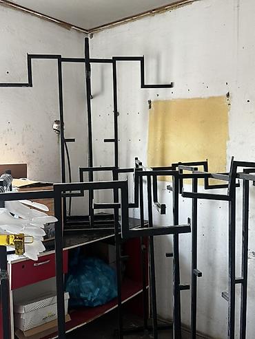 Оборудование для магазинов: Metal konstruksiyalı, qara rəngli paltar asılqanı. Bu mərtəbəüstü — 2