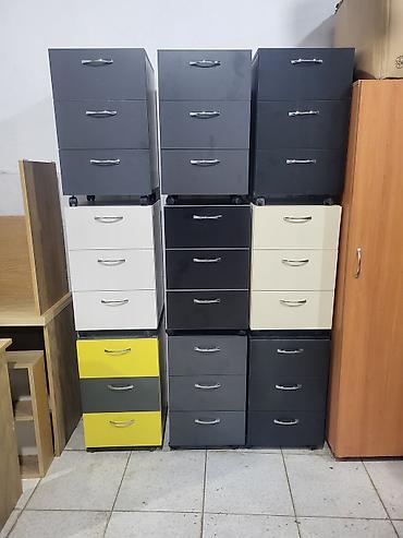 тумба на колесиках: Müxtəlif rənglərdə üç çekmeceli mobil fayl kabinetləri. Bu kabinetlər — 2