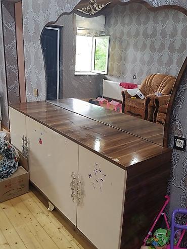 plastik stol stullar: Aynalı komod - Geniş üst səthli, dekorativ naxışlı böyük güzgü ilə - — 1