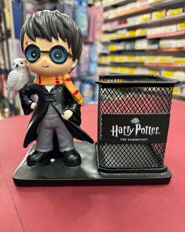 Oyuncaqlar: Suvenır qelem, karandaş qabı.futbolcularin fiqurui ile.Futbolcu — 11