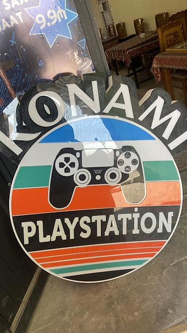 barber reklam: LED işıqlı “PLAYSTATION – KONAMI” vitrin lövhəsi — 1