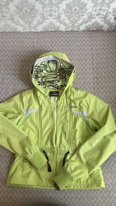Рубашки: - Rəng: parlaq limon sarısı kapüşonlu yüngül jaket + tünd boz şalvar -