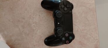 PS4 (Sony Playstation 4): 4 ədəd orginal olmayan playstation 4 joystiki satılır.Sadəcə birinin