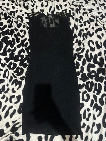 Dəstlər, kostyumlar: İkinci el paltarlar Məhsul: 2 ədəd üst geyimi dəsti 1) Qolsuz qadın — 14