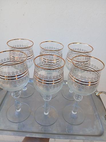 posta kula: Set od 6 elegantnih čaša na stalku sa zlatnim detaljima. - Materijal — 2
