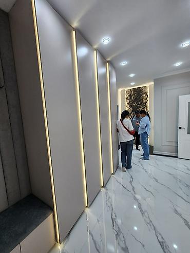Современный встроенный шкаф-купе с вертикальной LED‑подсветкой. -