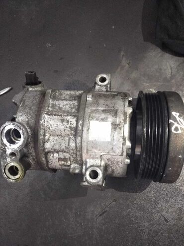Kompressorlar: Avtomobil kondisionerinin radiatoru və kompressoru. Radiator gümüşü — 10