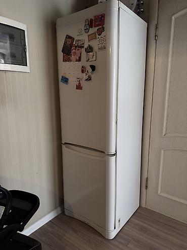 Холодильник Indesit с нижней морозильной камерой.

Работает