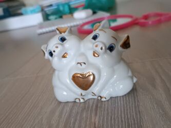 дед мороз и снегурочка: Фарфоровая статуэтка «Поросята с сердцем» - Материал: фарфор/керамика