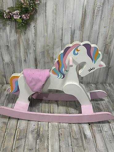stranger things figur: Taxta yelləncək at – “Unicorn” dizaynı - Material: möhkəm taxta — 1
