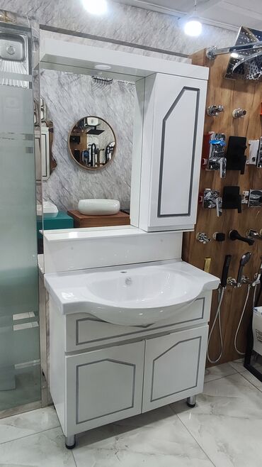 hamam rəfi: Ağ rəngdə, müasir dizaynlı hamam mebeli dəsti. Dəstə güzgü, yuxarı