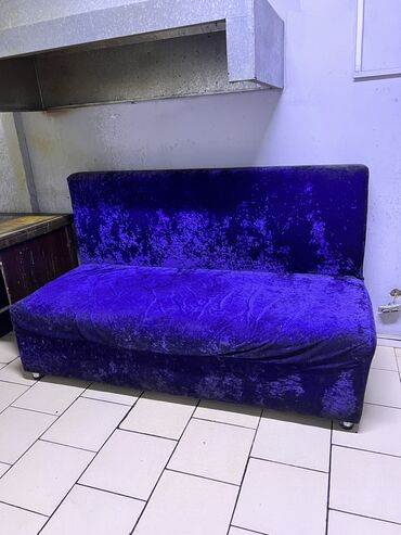 купить диван бу недорого: Прямой диван, цвет - Голубой, Б/у