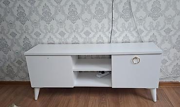 utu altligi: Ağ rəngdə modern TV tumbası - Minimalist dizaynlı, hamar səthli — 1