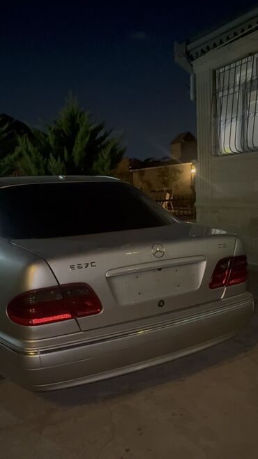 Mercedes-Benz: Mercedes-Benz E 270: 2.7 l | 2001 il Sedan — 3