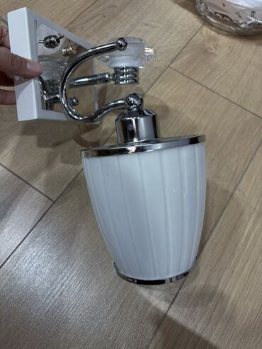 света лента: Бра настенное с плафоном из матового ребристого стекла. - Крепление