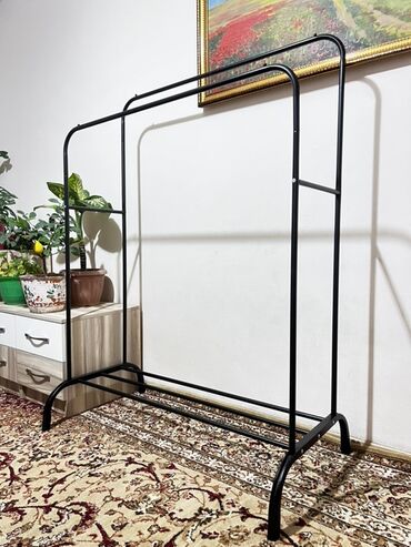 шкафы и вешалки: Напольная вешалка-стойка для одежды из металла Цвет:Черный. В