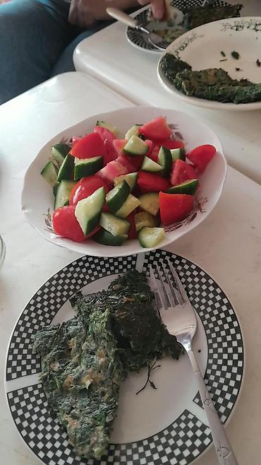 Готовые блюда, кулинария: Təzə hazırlanmış ev yeməyi: göyərti küküsü və tərəvəz salatı Məhsulun — 1