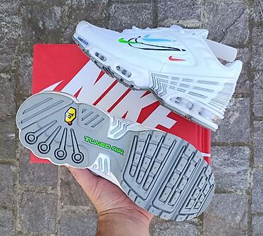 patike za more: Nike Air Max Plus / Tuned Air patike u beloj boji sa upečatljivim — 4