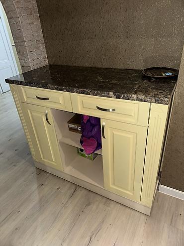 Другая мебель: 1) шкаф 5) таршер 6) 2 комода 7) диван 8) ковер 9) стол — 9