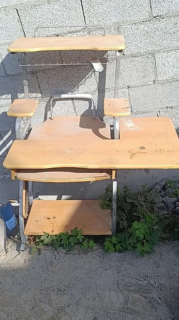 Компьютерный стол с металлическим каркасом и несколькими полками