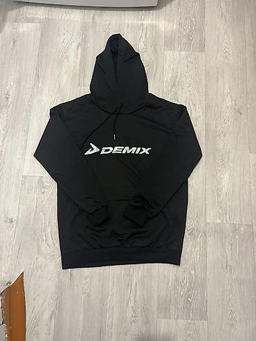 Новый Худи Demix, черное, с крупным логотипом на груди. -