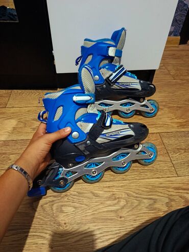 Az geyilib .Mavi və boz rənglərdə olan bu rollerbleydlər idman və