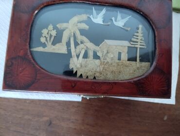 услуга спилить дерево: Шкатулка дерево, Вьетнам, рисунок из соломки под стеклом. 1500 сом