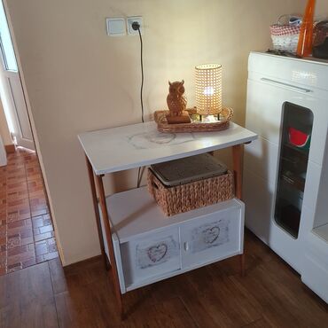 Komode: Komoda/konzola u retro stilu sa dve police i kliznim vratima. - — 13