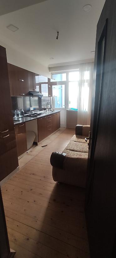 ev gencede: Bineqedi sentralnide 4 mertebeli binanin 3 cu mertebesinde 1 otaqli ev — 5