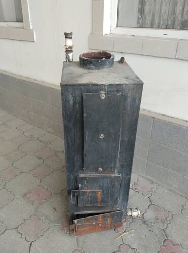 угольные печи для дома: Твердотопливный котёл прямоугольной формы, окрашенный в тёмно-серый