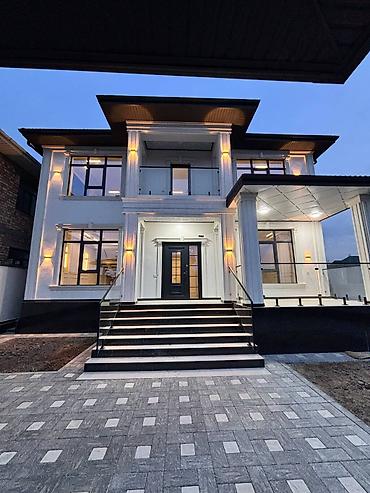 Фасадные работы: Современный двухэтажный дом в классическом стиле с подсветкой фасада и — 1