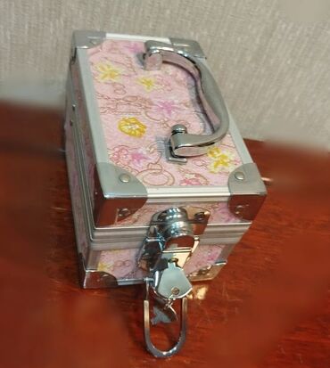 Sandıqlar: Mücrü qabı 2 əd mücrü(qızıl) qutu.Az İstifadə edilib. Yazılan qiymət — 4