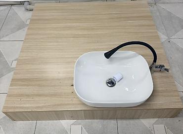 əluzyuyan: Hamam otağı üçün müasir üslubda əlüzyuyan komplekti. Dəstə açıq taxta — 2