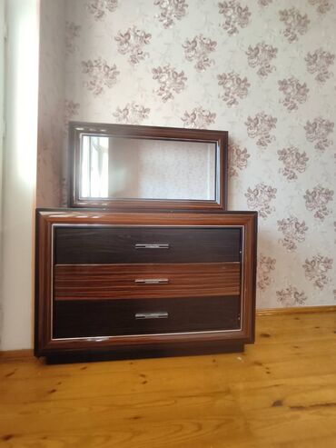 Komodlar: 2 ədəd yaxşı vəziyyətdə güzgülü komod satılır. Ölçüləri aşağıdakı — 9