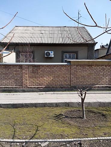 запад: Продаётся жилой дом с кирпичным ограждением и выездом на улицу через — 2