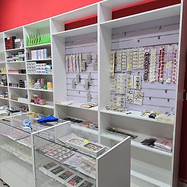 optik vitrin: Gözəllik və şəxsi qulluq məhsulları üçün tam təchizatlı vitrin. Qiymət — 1