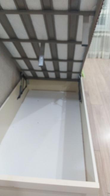 hamam xoncasi: Bir nəfərlik qaldırılan bazalı çarpayı - Ölçü: təxmini 90x200 sm (tək — 2