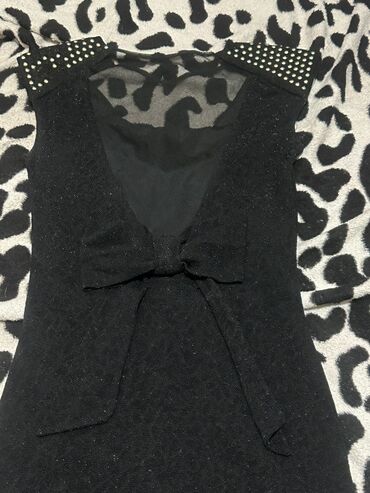 Dəstlər, kostyumlar: İkinci el paltarlar Məhsul: 2 ədəd üst geyimi dəsti 1) Qolsuz qadın — 17