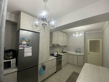 срочно продаётся 1 комнатная квартира в районе ошского рынка по улице молодая гвардия токтогула: 1 бөлмө, 43 кв. м, 5 кабат, Евроремонт