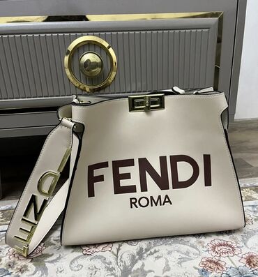qaşlı çanta: Çiyin çantası, Fendi