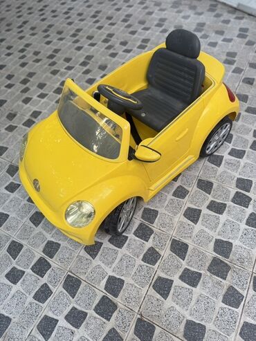 Coğrafiya: Uşaq üçün elektrikli minik maşını – sarı rəngli Volkswagen Beetle