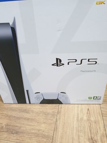 центральная консоль: Игровая консоль PlayStation 5 обеспечивает потрясающую графику и