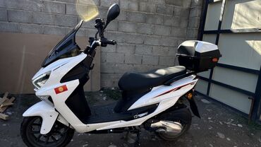 мотоцикл купить: Скутер-макси в городском стиле, белый цвет с черными вставками