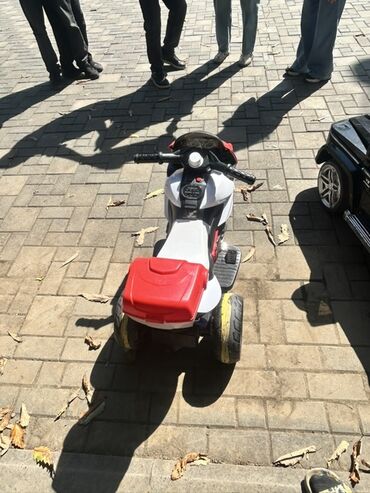 uşaqlar ucun maşınlar: Uşaqlar üçün elektrikli üçtəkərli motosiklet - Rəng: qırmızı‑ağ‑qara