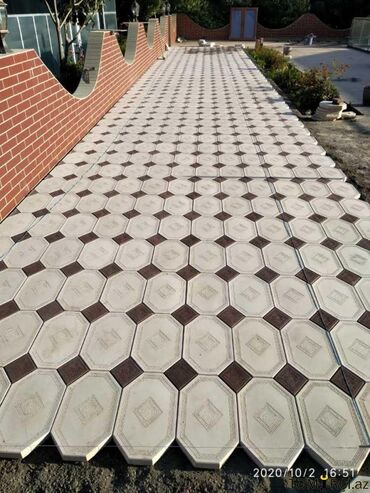 Kafel və metlax: Bej rəngli, düzbucaqlı formalı, təbii daş plitələr. İstənilən interyer — 49