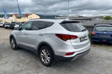 Hyundai: Hyundai Santa Fe – gümüşü rəngdə, geniş və rahat SUV. Əsas — 4