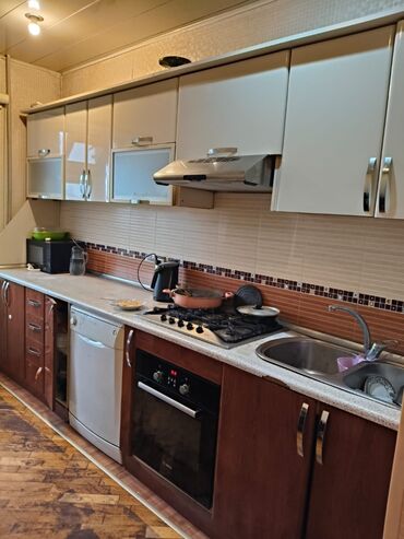 Stullar: Metbex mebeli satilir. Qiymeti 170 manat. Qaz, moyka ve aspirator