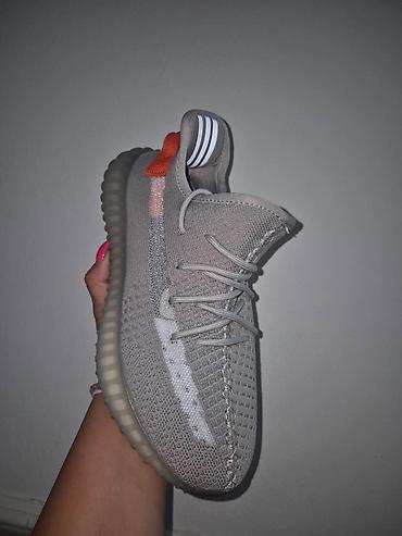 Patike: Yezzy 
Urezan boost u djonu
36-48
3.800 din — 7