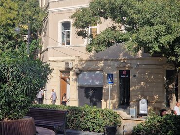 Həyət evləri və villalar: Axundov Baginin yaninda Iceri Seher Metrosunun yaxinligida 3/1